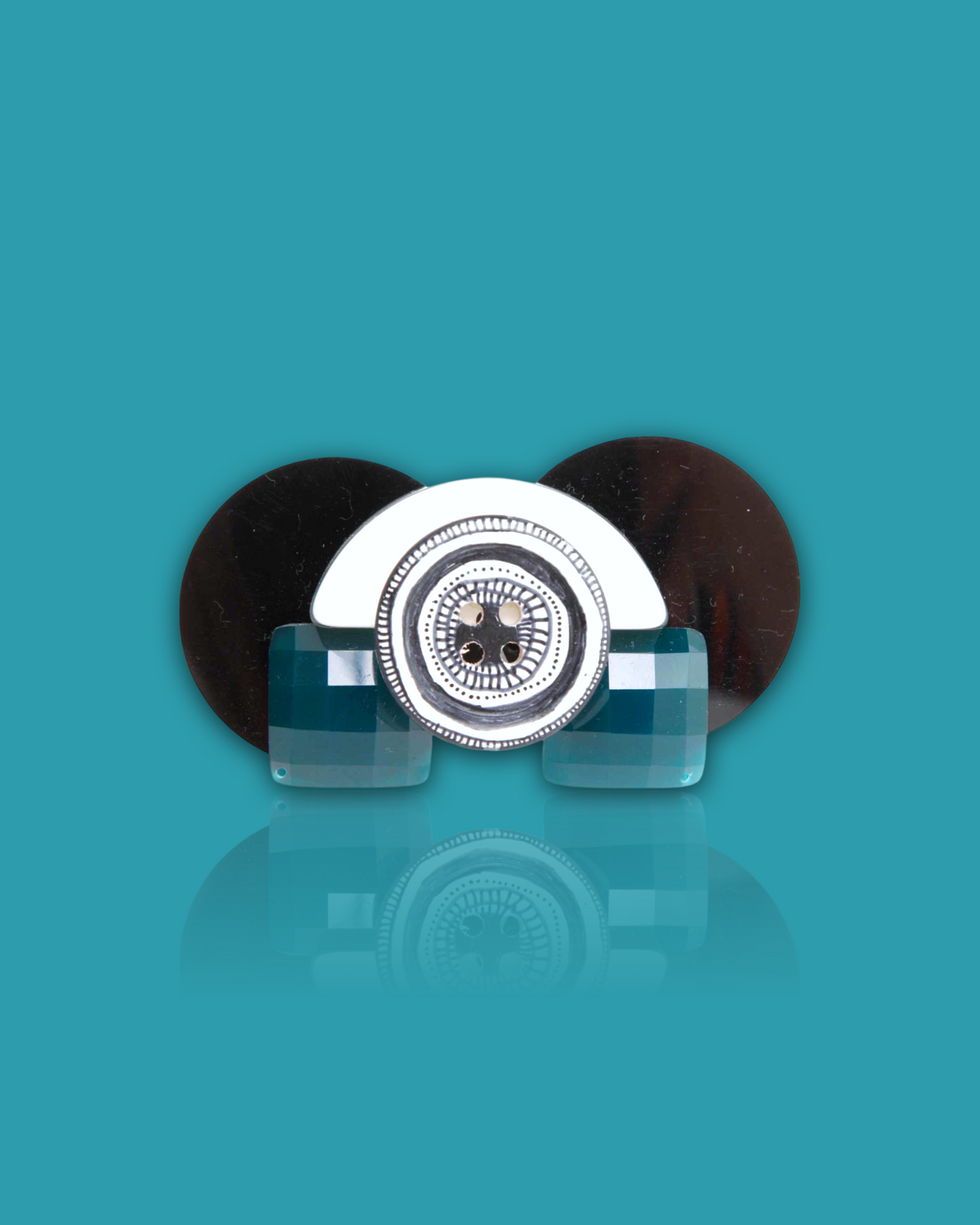 Hand-drawing pattern brooch with circular design, 4cm by 7cm dimensions.