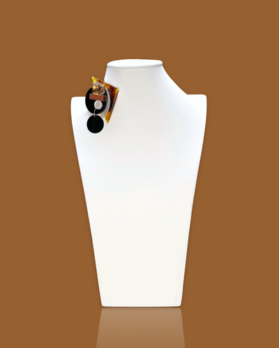 Triangle-shaped tawny brooch with carnelian pattern and sequins.