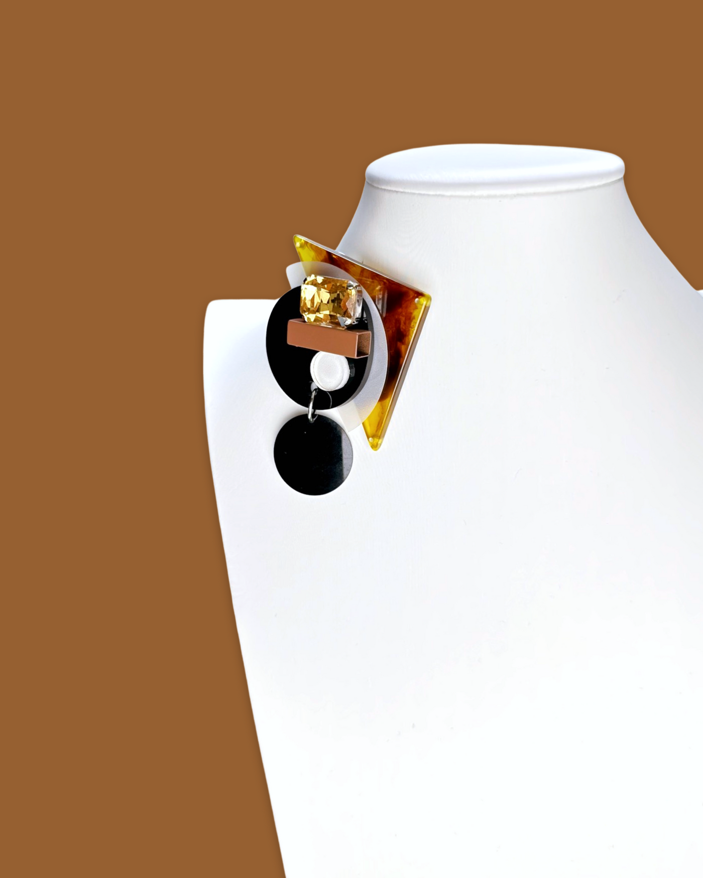 Triangle-shaped tawny brooch with carnelian pattern and beads.